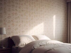 wallpaper-dinding-kamar-dengan-pola-bunga-kecil